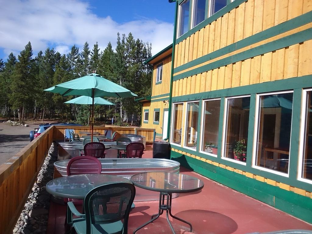 Hot Springs Campground & Hostel Upper Laberge Eksteriør billede